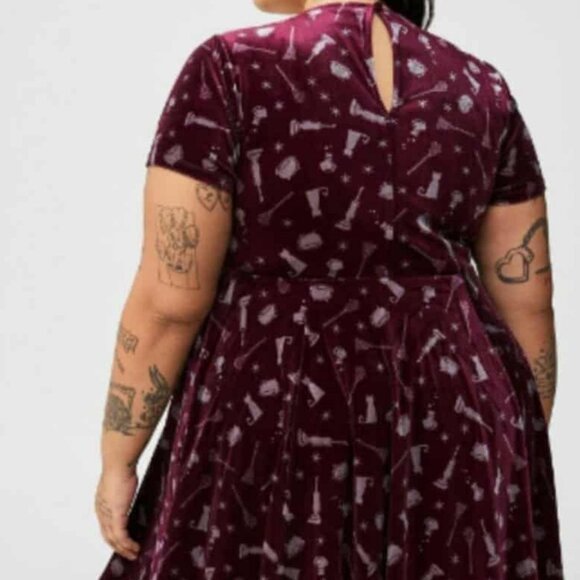 TORRID DISNEY HOCUS POCUS VELVET DARK PURPLE DRESS WHITE COLLAR 1X NWOT - Picture 3 of 9